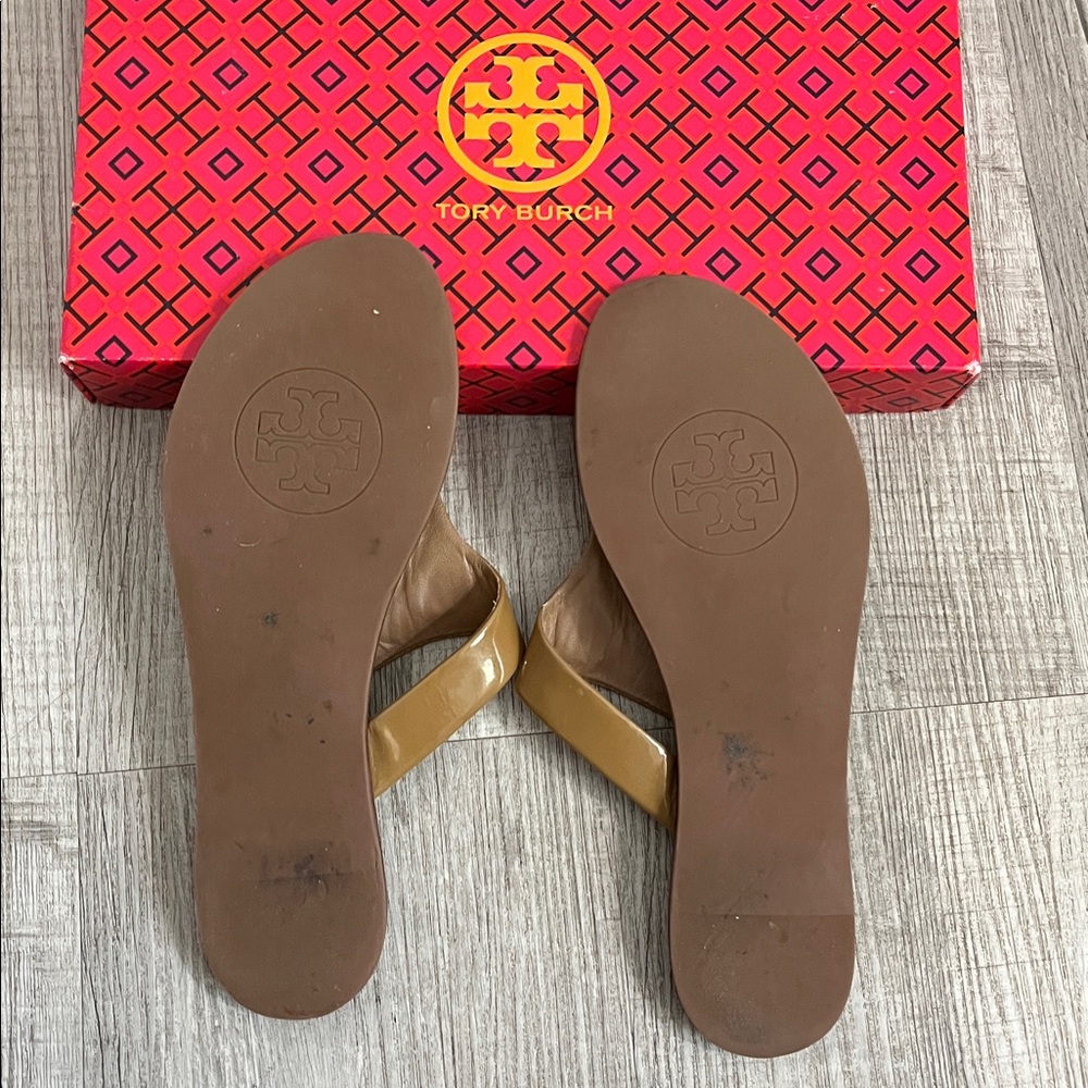 Tory Burch Tan Patent Miller Thong Sandals - Picture 7 of 11